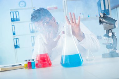 Laboratuvarda çalışan çılgın bir kimyager.