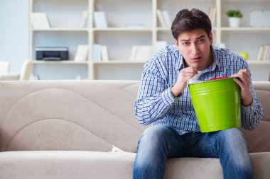 Midesi bulanan ve kusan bir adam.