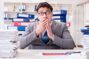 İşadamı evrak işleriyle meşgul.