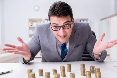 Ticari büyüme kavramında altın sikkeleri olan bir işadamı