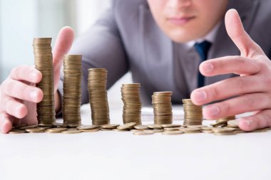 Ticari büyüme kavramında altın sikkeleri olan bir işadamı