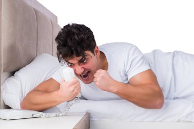 Yatakta uykusuzluk çeken bir adam.