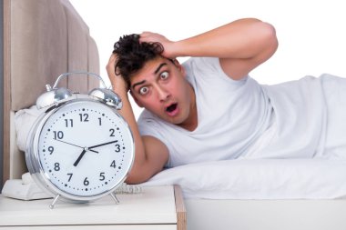 Yatakta uykusuzluk çeken bir adam.