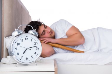 Yatakta uykusuzluk çeken bir adam.