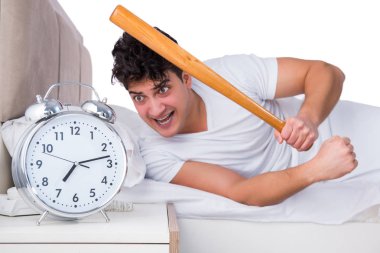 Yatakta uykusuzluk çeken bir adam.