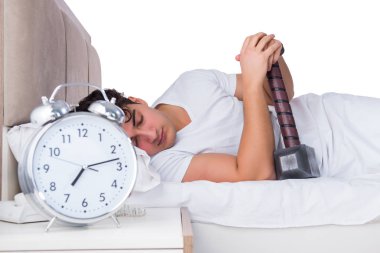 Yatakta uykusuzluk çeken bir adam.