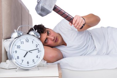 Yatakta uykusuzluk çeken bir adam.