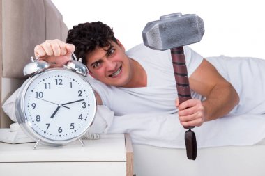 Yatakta uykusuzluk çeken bir adam.