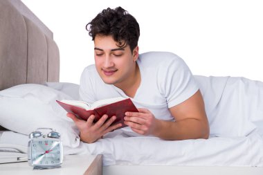 Yatakta uykusuzluk çeken bir adam.