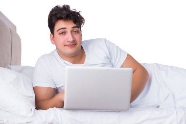 Yatakta uykusuzluk çeken bir adam.