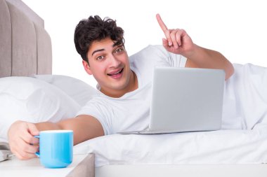 Yatakta uykusuzluk çeken bir adam.