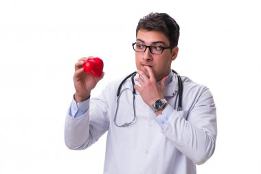 Beyaz izole kalp tutan genç erkek kardiyolog doktor
