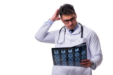 Beyaz backgro izole bir grafisi tutan genç erkek doktor