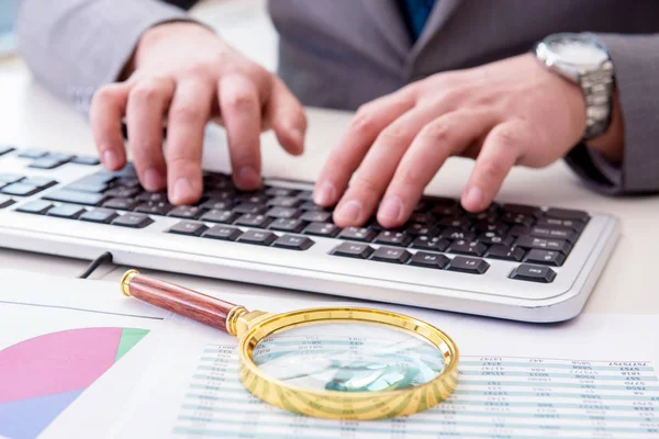 Finanças profissional trabalhando no teclado com relatórios — Fotografia de Stock