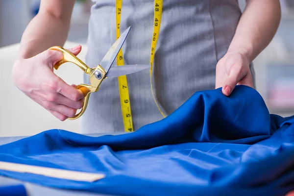 Schneiderin arbeitet an einer Nähmaschine — Stockfoto