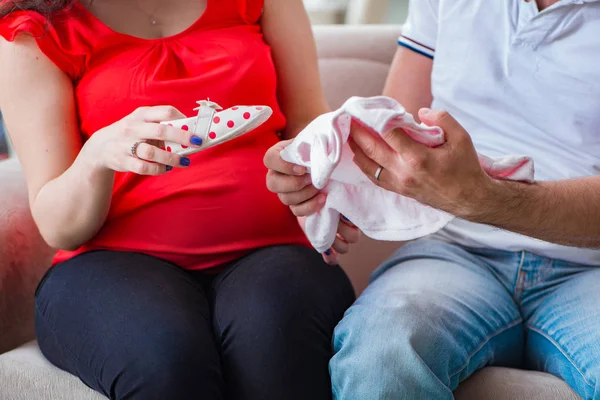 Familia joven pareja esperando un bebé — Foto de Stock