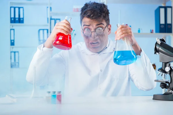Lustiger verrückter Chemiker arbeitet in einem Labor — Stockfoto