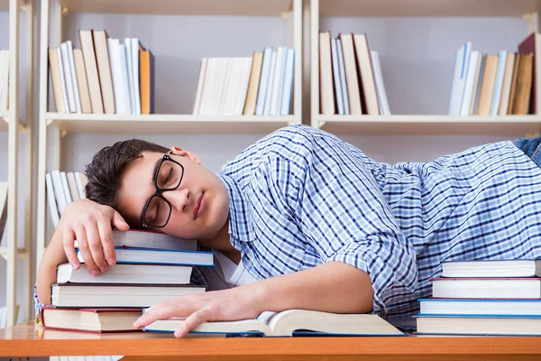 Joven estudiante tomando un descanso y quedarse dormido — Foto de Stock