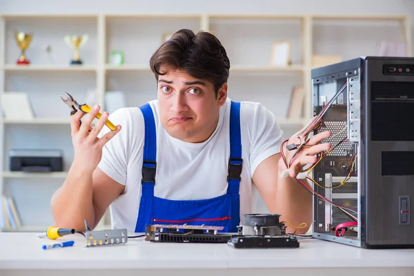 Computer repairman repairing desktop computer — Stock Photo, Image