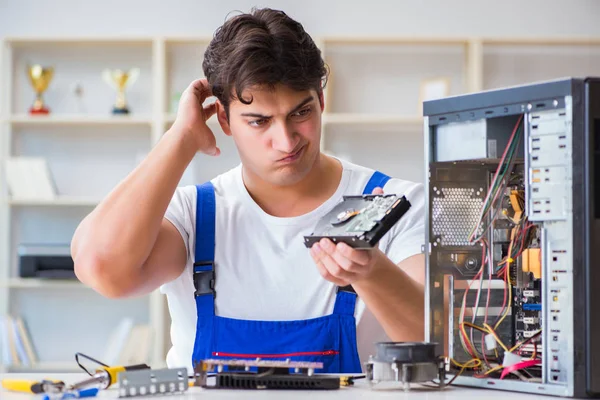 Computer repairman repairing desktop computer — Stock Photo, Image