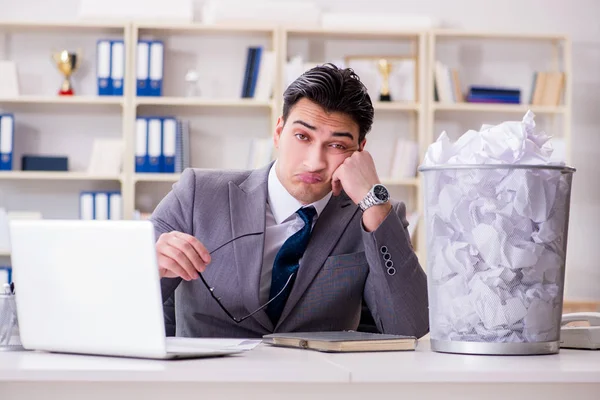 Empresario en concepto de reciclaje de papel en la oficina —  Fotos de Stock