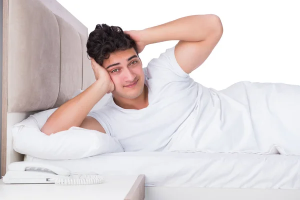 Bărbat în pat care suferă de insomnie — Fotografie, imagine de stoc