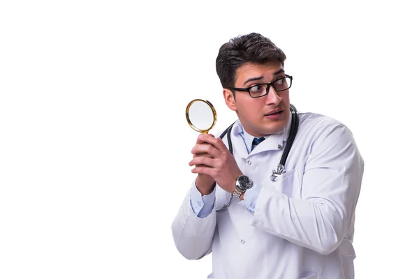 Jeune médecin masculin avec une loupe à la recherche isolé sur wh — Photo