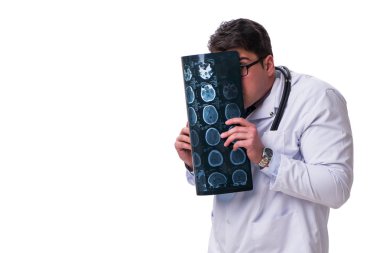 Beyaz backgro izole bir grafisi tutan genç erkek doktor