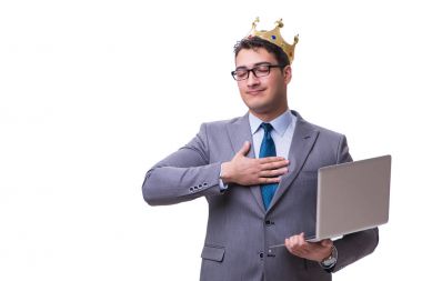Beyaz arka plan üzerinde izole bir dizüstü bilgisayar tutan işadamı Kral