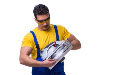 Daire üzerinde beyaz izole testere ile tulum giyen marangoz