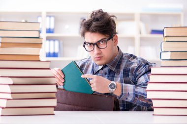 İnek öğrenci üniversite sınavlarına hazırlanıyor.