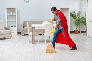 Süper kahraman temizleyicisi evde çalışıyor.