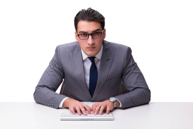 Genç işadamı beyaz sırtında izole edilmiş bir klavyede daktilo kullanıyor.