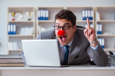 Ofiste çalışan palyaço işadamı.