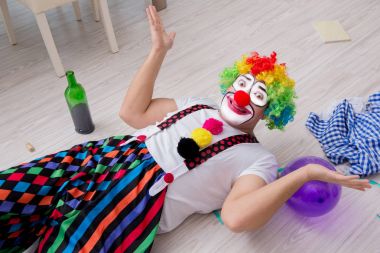 Sarhoş palyaço evde parti veriyor.