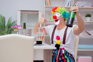 Sarhoş palyaço evde parti veriyor.