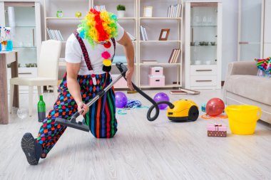 Komik palyaço evde temizlik yapıyor.