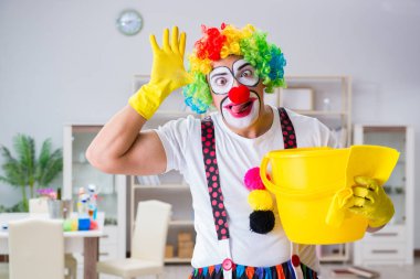 Komik palyaço evde temizlik yapıyor.