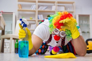 Komik palyaço evde temizlik yapıyor.