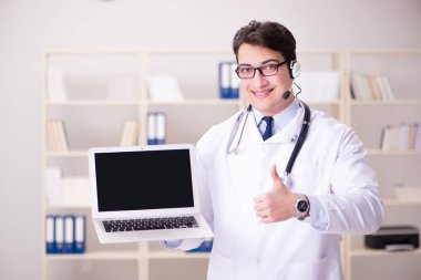 Tıp alanında genç bir doktor.