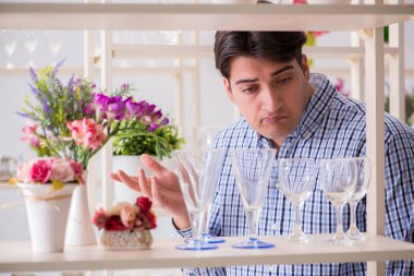 Genç yakışıklı dükkândan alışveriş yapıyor.