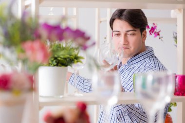 Genç yakışıklı dükkândan alışveriş yapıyor.