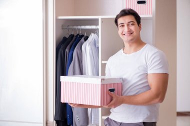 Genç işadamı iş için giyiniyor.