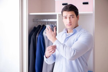 Genç işadamı iş için giyiniyor.