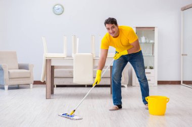 Genç adam evde iş yapıyor.