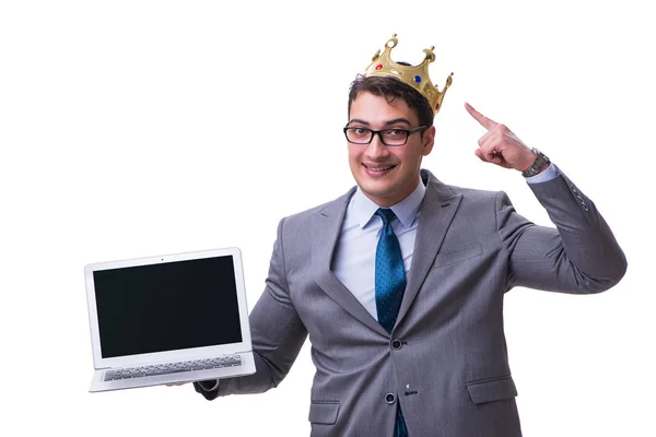 Kung affärsman som innehar en laptop som isolerad på vit bakgrund — Stockfoto