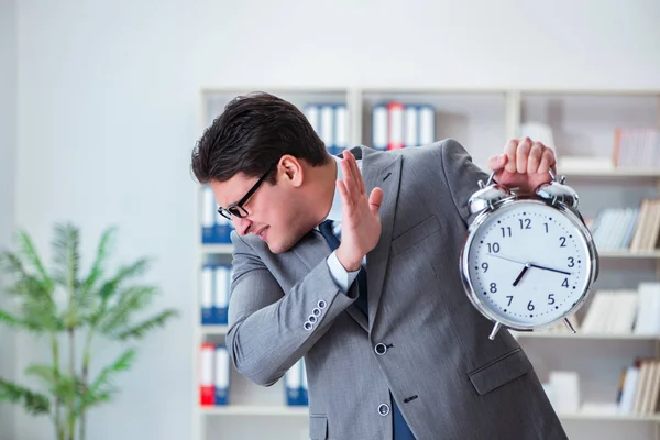 Affärsman med väckarklocka på kontoret — Stockfoto