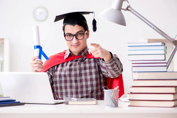 Estudiante súper héroe usando un mortero estudiando —  Fotos de Stock