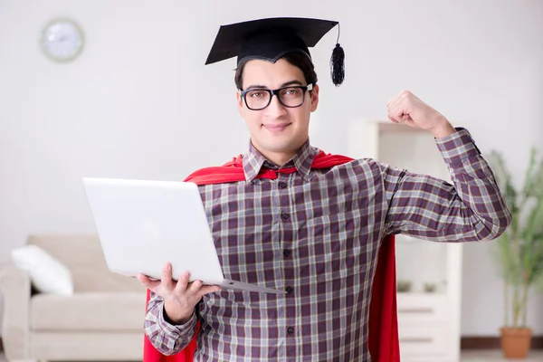 Estudante super-herói usando morteiro e segurando um laptop — Fotografia de Stock