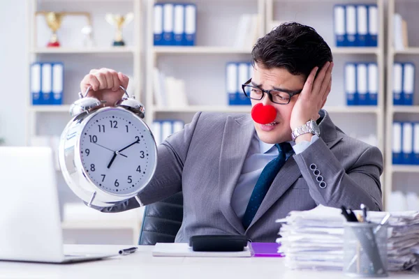 Alarmlı saati olan palyaço işadamı son teslim tarihini kaçırmış.